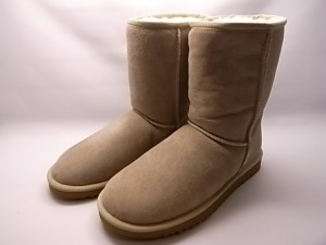 UGG CLASSIC SHORT SAND